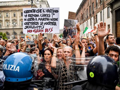 No Green pass. L'ira dei commercianti: "Fateci lavorare"