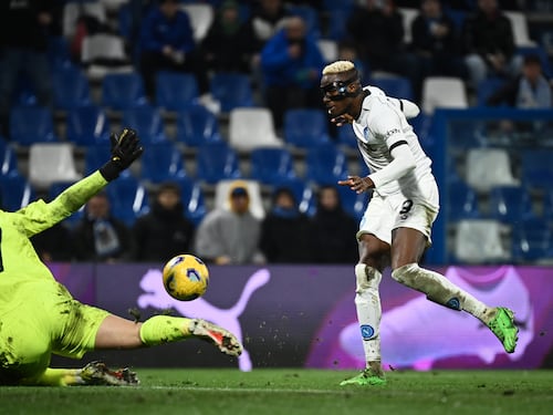 Il Napoli va sotto e poi schianta il Sassuolo: tripletta Osimhen, finisce 6-1