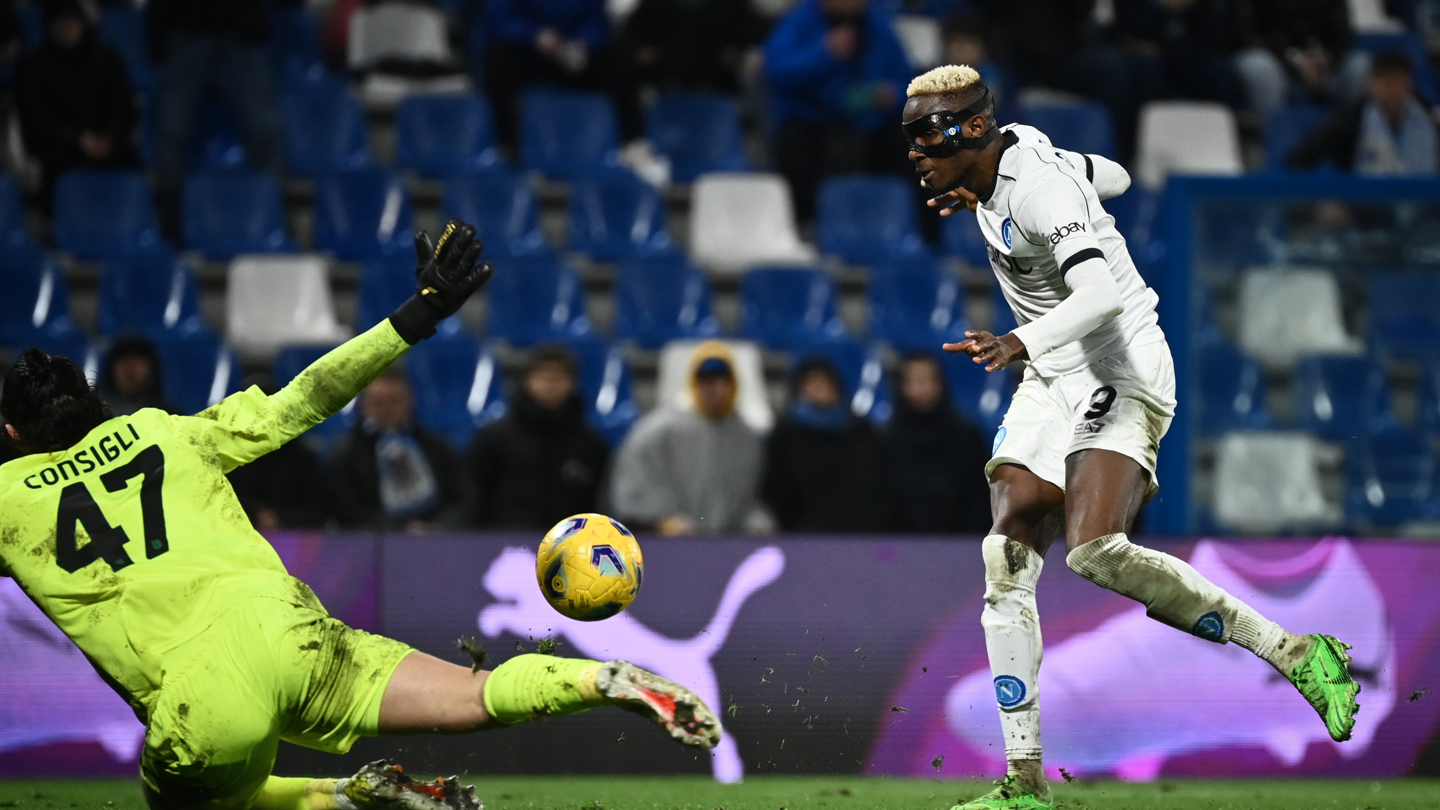 Il Napoli va sotto e poi schianta il Sassuolo: tripletta Osimhen, finisce 6-1
