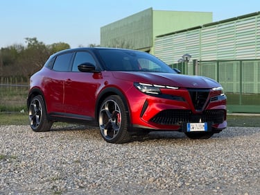 Alfa Romeo Junior Veloce: la gallery del crossover sportivo elettrico da 280 CV 1