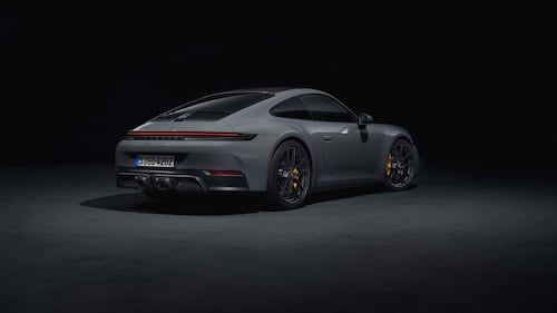 Nuova Porsche 911 GTS 2024, debutta la prima 911 ibrida della storia 2