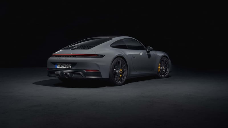 Nuova Porsche 911 GTS 2024, debutta la prima 911 ibrida della storia 2