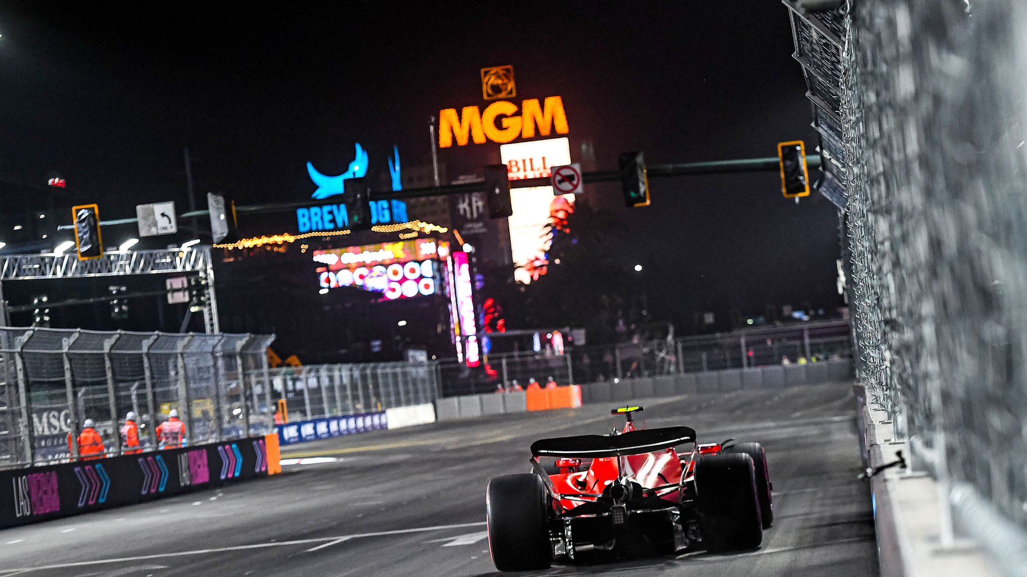F1, caos a Las Vegas. Sainz penalizzato di 10 posizioni, libere a notte fonda