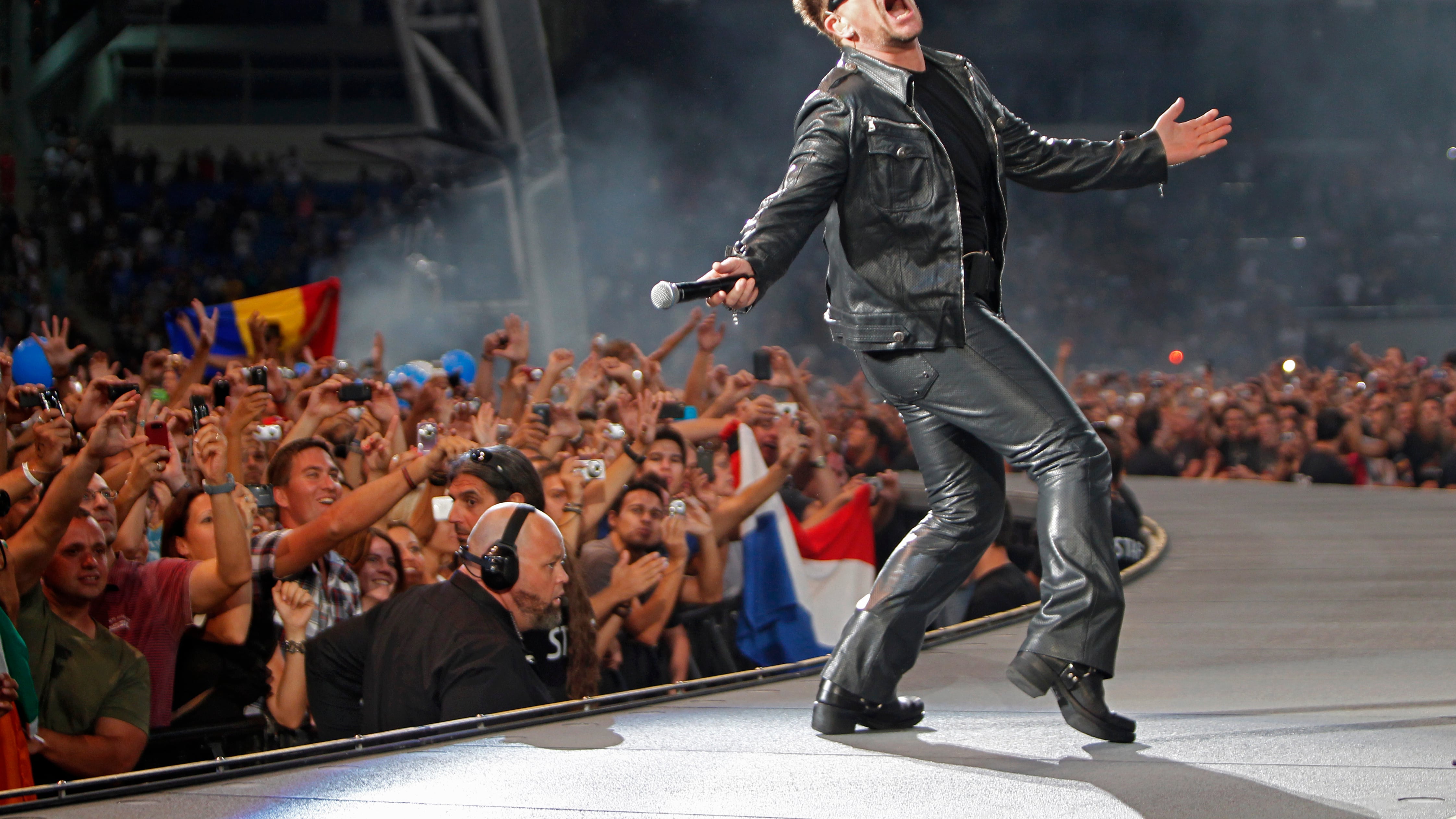 Gli U2 provano a non restare "Invisible"