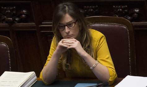 La Boschi in Aula attaccata al cellulare 4