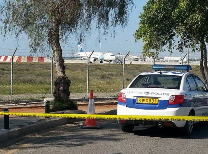 Dirottato volo EgyptAir: in ostaggio 4 stranieri 6