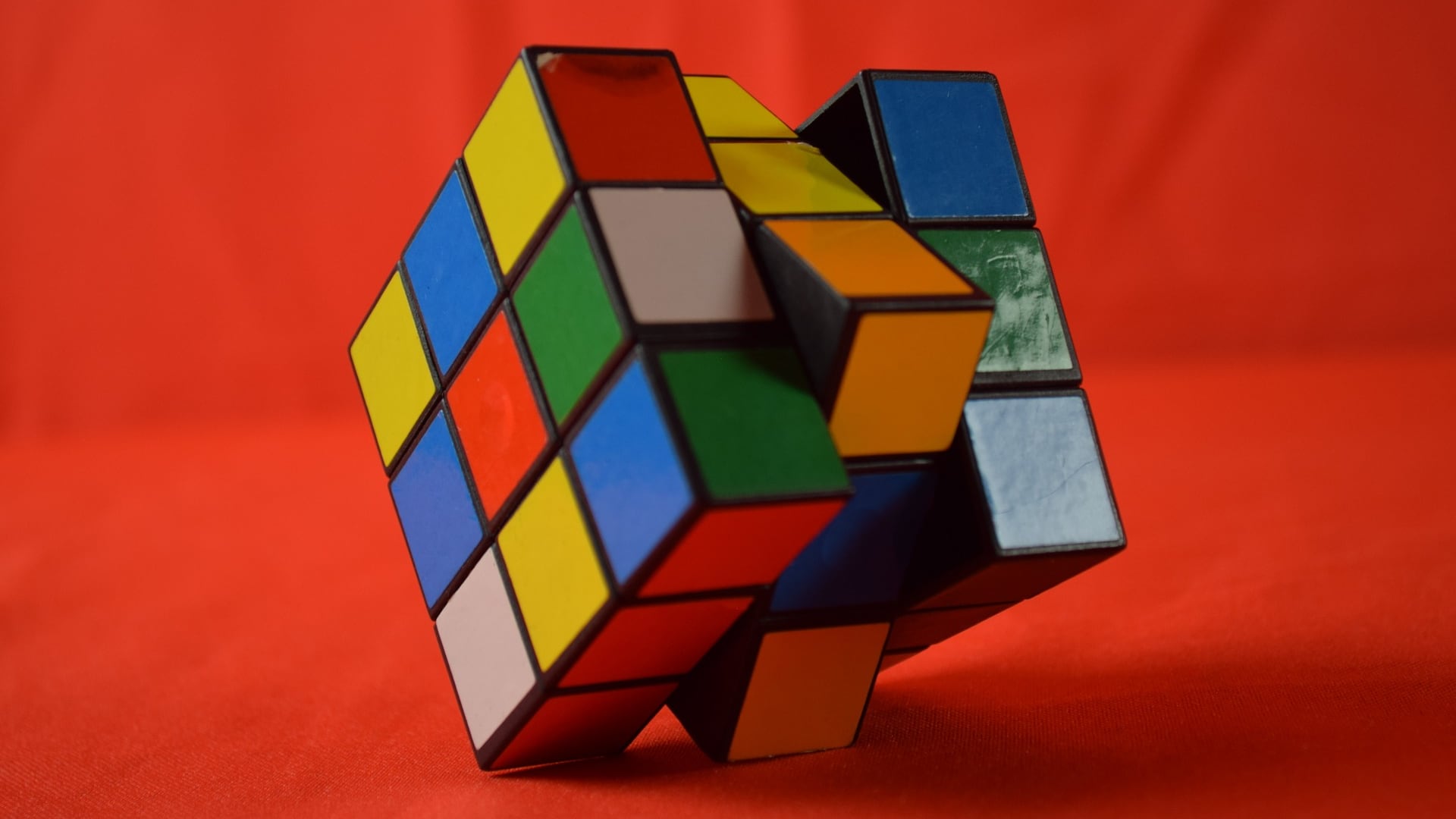 Cubo di Rubik, rompicapo risolto in 5 secondi e 63 centesimi: Mattia Galentino è il nuovo campione italiano