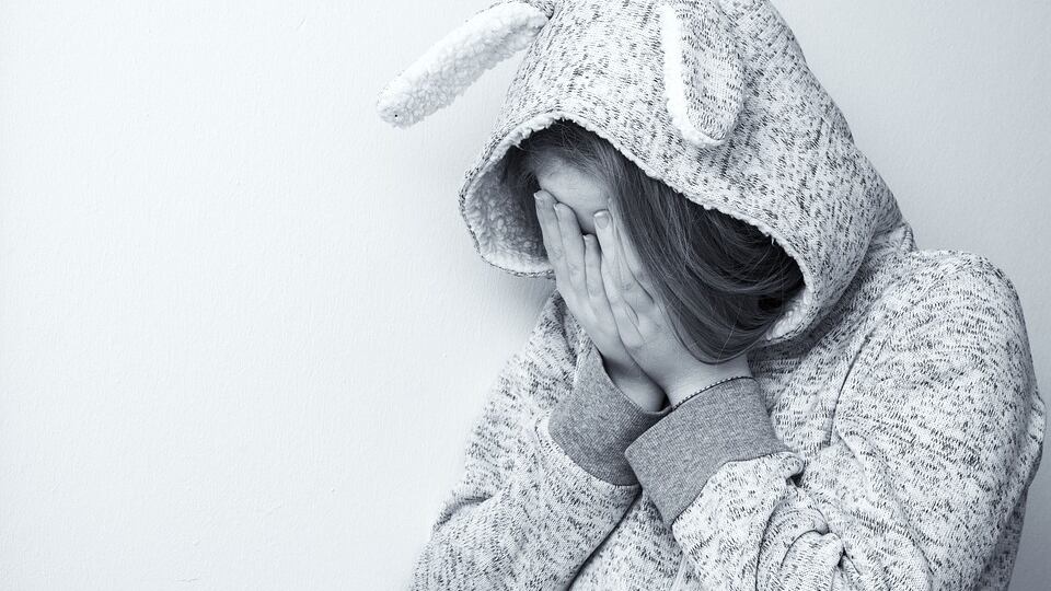 Bambino di 9 anni: "Sono gay". Gli amici lo insultano e lui si suicida