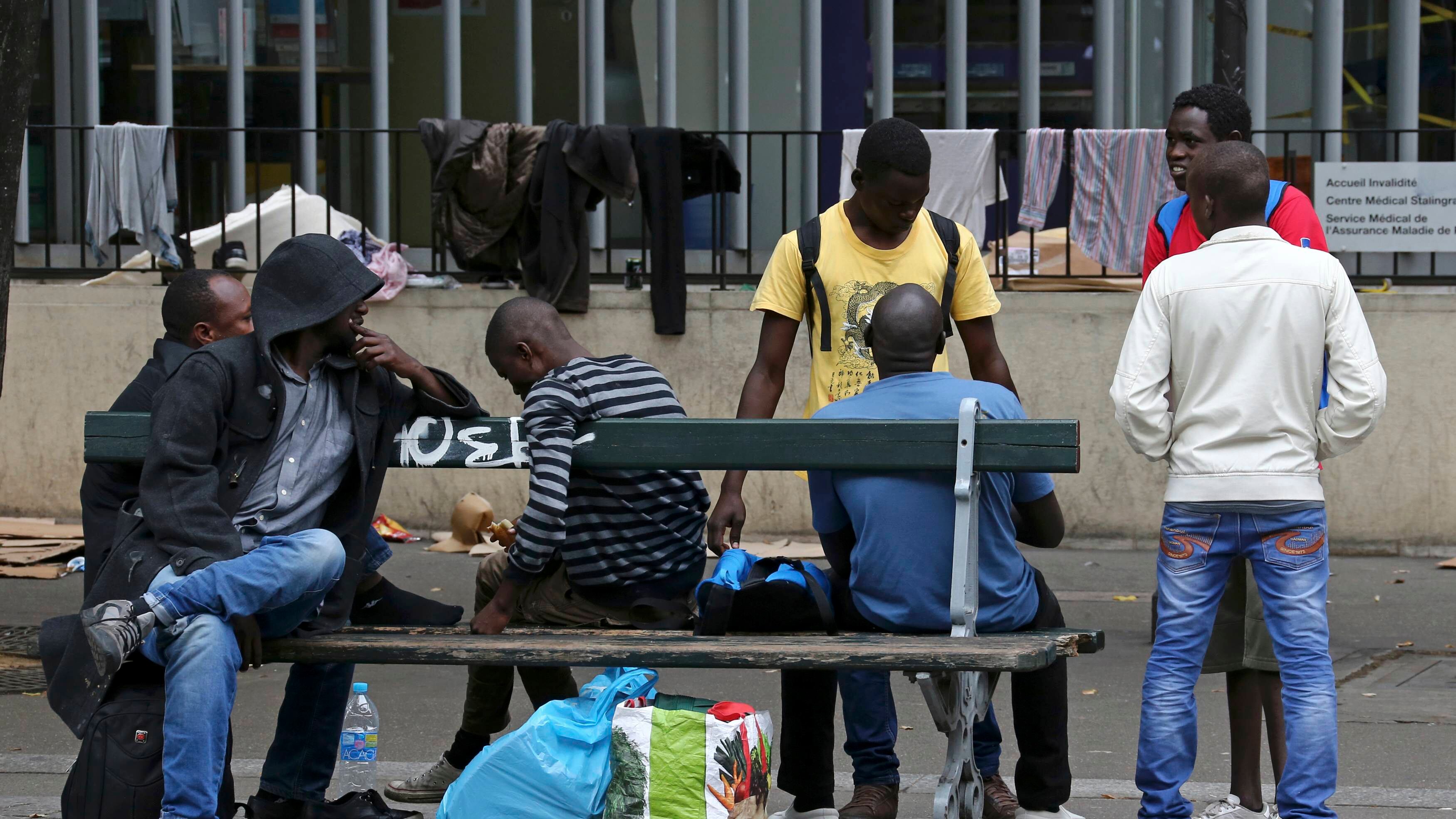 Migrante rifiuta panino e lo scaglia sulla donna
