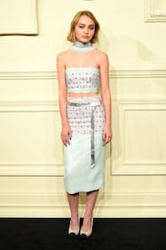 Lily-Rose Depp, topless bollente per la tintarella 30