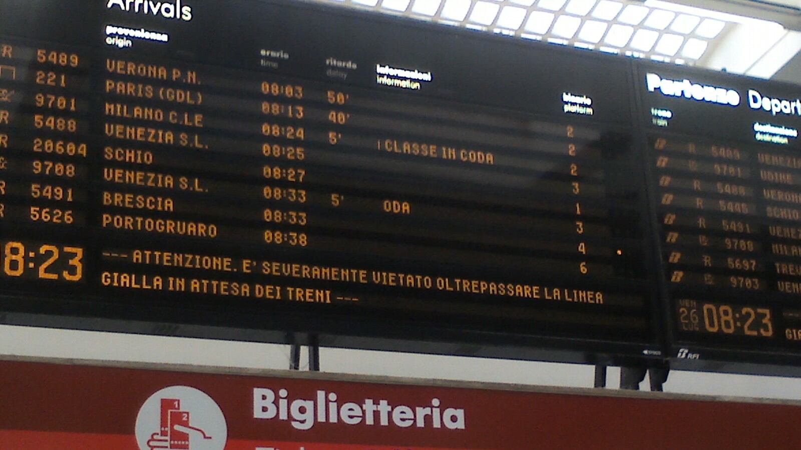 Bigliettaio contro i down: "Siete lenti, toglietevi". E fa perdere loro il treno