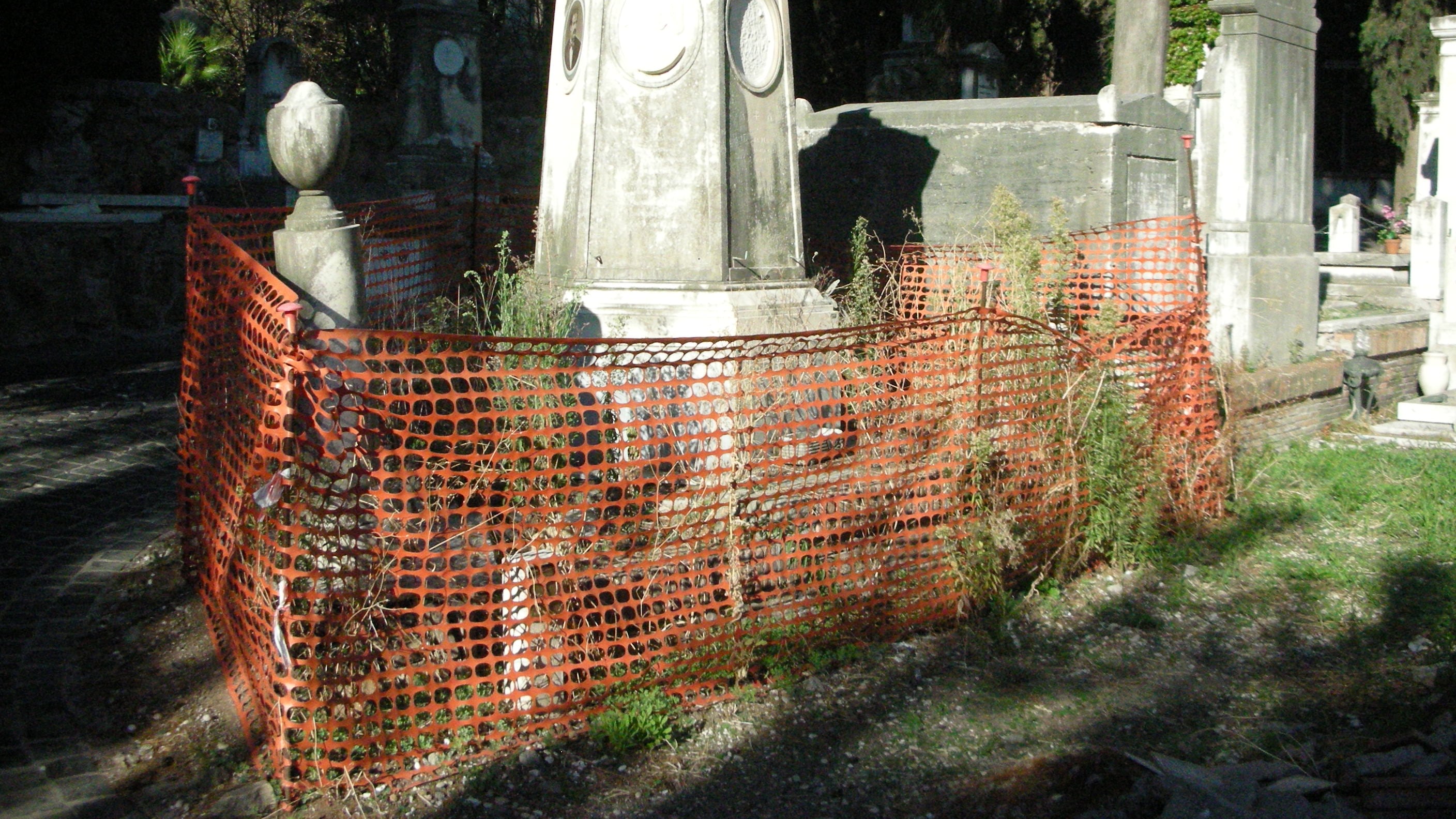 Degrado e furti tra le tombe: quei cimiteri capitolini saccheggiati e abbandonati