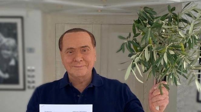 Berlusconi: "Bersani in ospedale mi tenne la mano per mezz'ora"