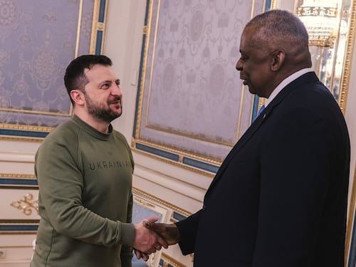 Visita a sorpresa del segretario alla Difesa Usa a Kiev: "Sostegno a lungo termine"