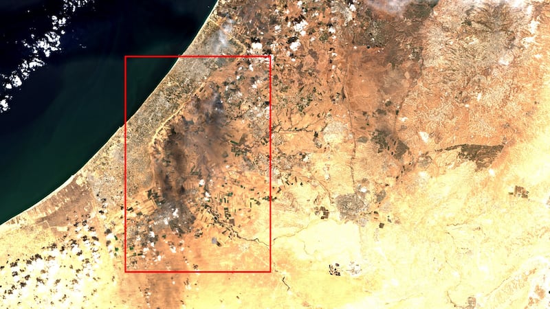 Immagine satellitare scattata alle 12:51 di oggi che mostra il fumo delle esplosioni intorno alla striscia di Gaza. Fonte: Copernicus.