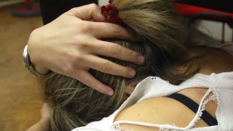Molesta ragazzine con un pene di plastica