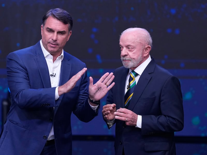 Brasile, urne chiuse tra nel caos: disagi e ricorsi. Lula in testa con il 52%