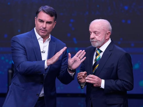 Brasile, scontro di fuoco tra Lula e Bolsonaro in tv: “Corrotto”, “Clown” e accuse incrociate. Cosa è successo