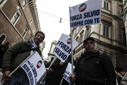 Blitz delle forze dell'ordine: rimosso lo striscione "È colpo di Stato" 7