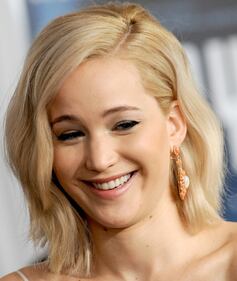 Jennifer Lawrence senza reggiseno alla première di Joy 10