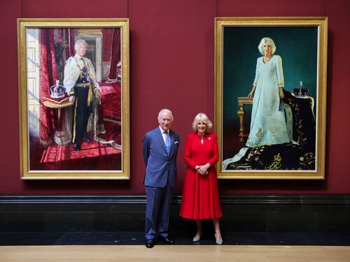"Un mostro a due teste". Bufera sui nuovi ritratti di Carlo e Camilla