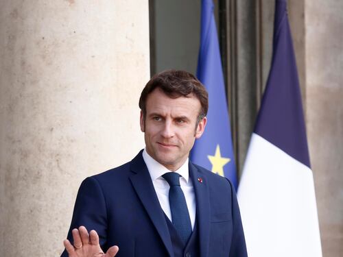 "Pronto a ricandidarmi": Macron punta all'Eliseo