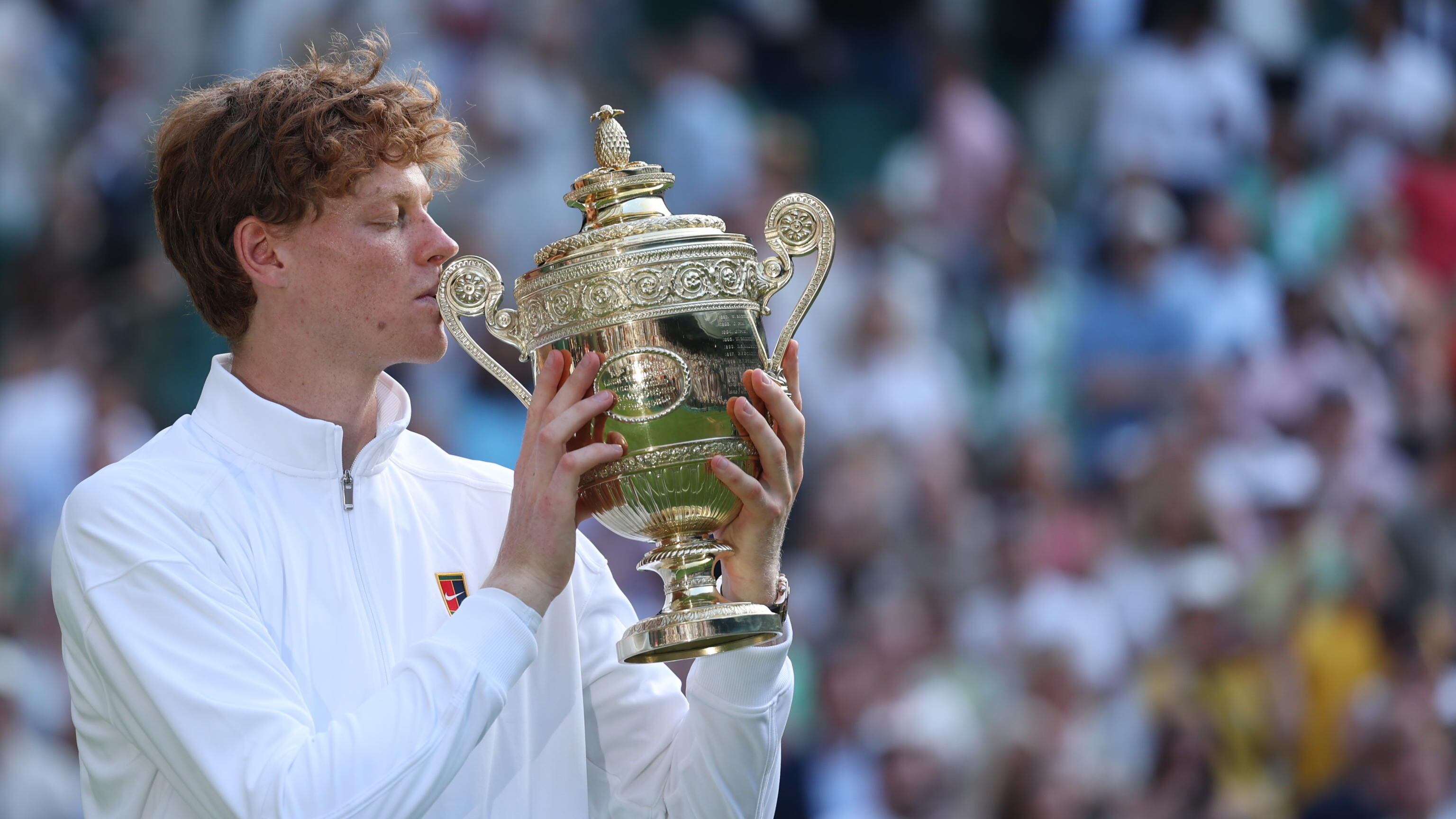 Sinner è il re di Wimbledon: ribaltato Alcaraz in 4 set, primo italiano a vincere sull'erba di Londra