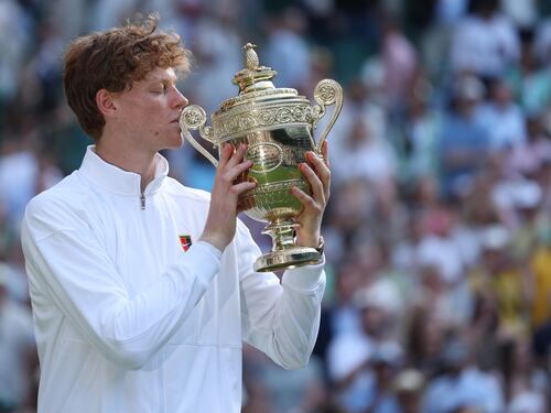 Sinner è il re di Wimbledon: ribaltato Alcaraz in 4 set, primo italiano a vincere sull'erba di Londra