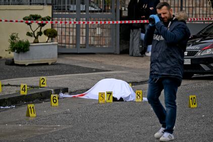 Paura a Napoli, spari in pieno giorno: muore un 48enne. Le immagini 7