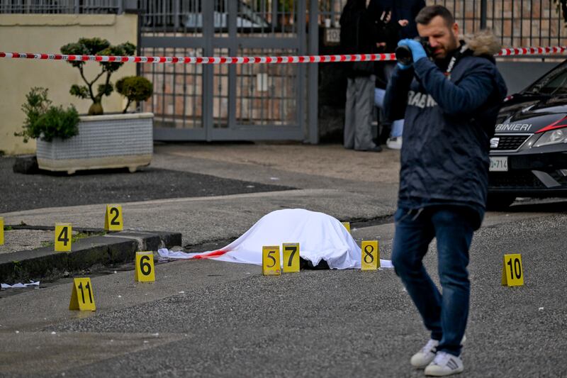 Paura a Napoli, spari in pieno giorno: muore un 48enne. Le immagini 7