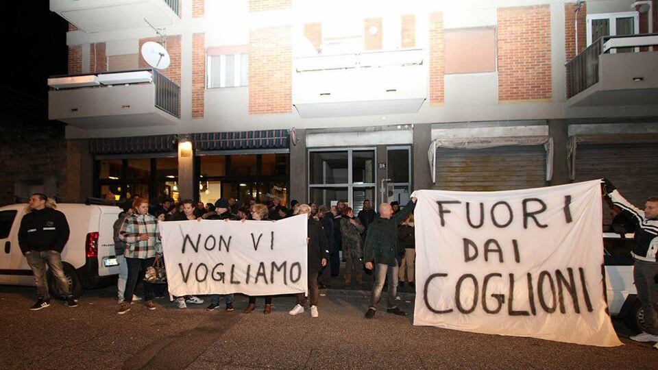 Aggrediti italiani anti-profughi: scatta la rissa con gli immigrati