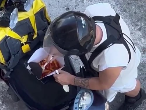 Prima mordo, poi consegno. Se il rider “assaggia” la cena