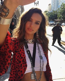 Emily Ratajkowski senza reggiseno al superbowl 25