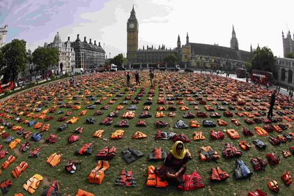 I giubbotti salvagenti dei rifugiati interrogano la politica inglese 6