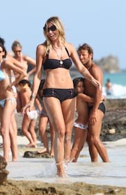 Elenoire Casalegno, topless bollente in spiaggia 6