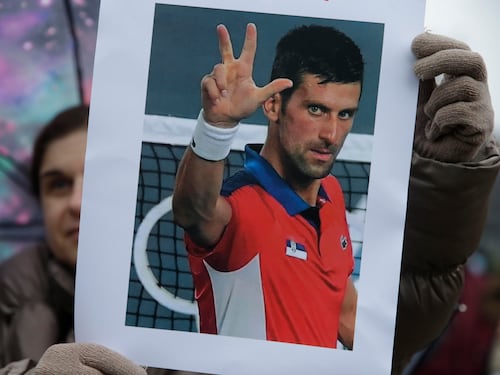 Il governo australiano non aspetta il giudice: "Djokovic non può entrare, decidiamo noi"