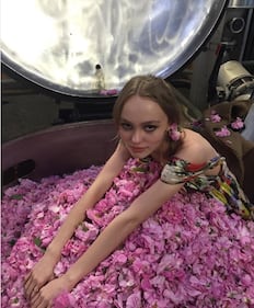 Lily-Rose Depp, topless bollente per la tintarella 7