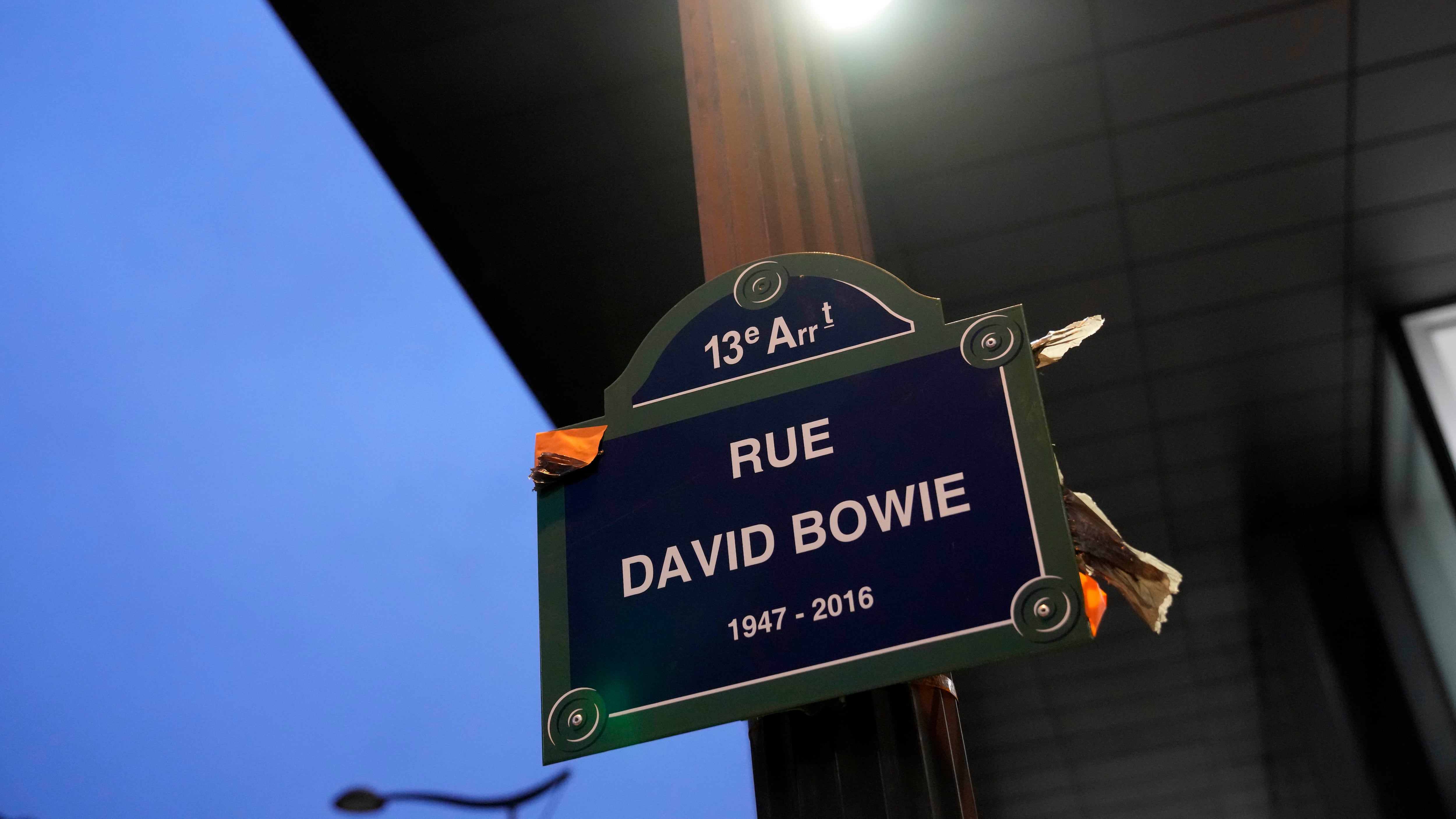 Parigi intesta una strada a Bowie