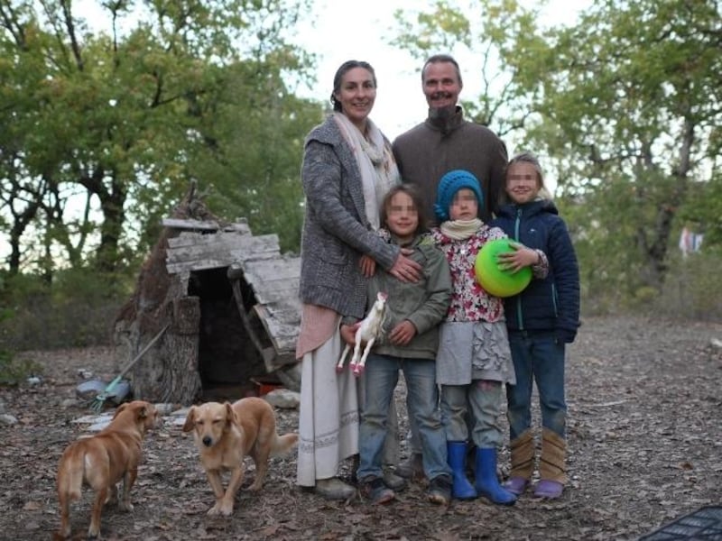 Famiglia nel bosco, svolta dopo 11 mesi: i tre bambini dormiranno con mamma e papà per tutto il weekend