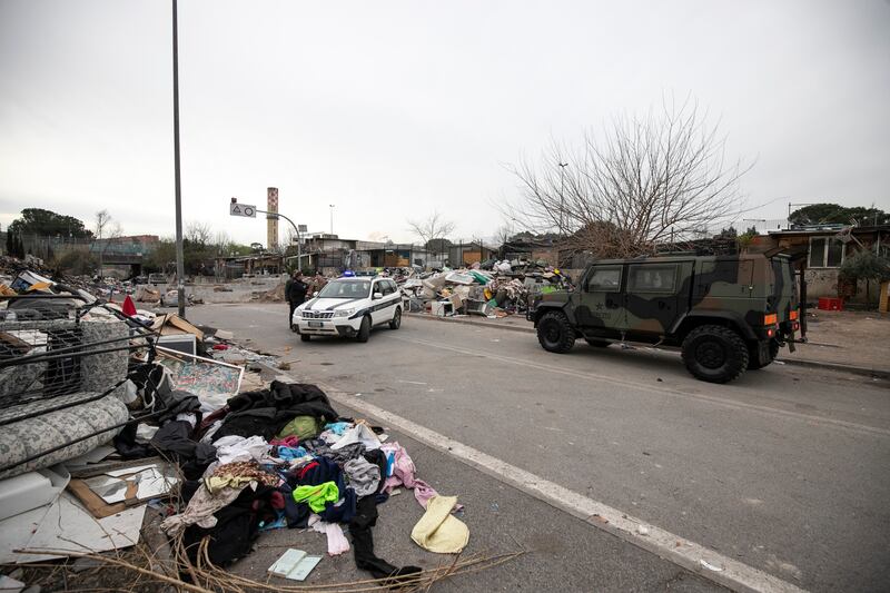 Roma, i militari all'ingresso del campo rom di via Salviati 1