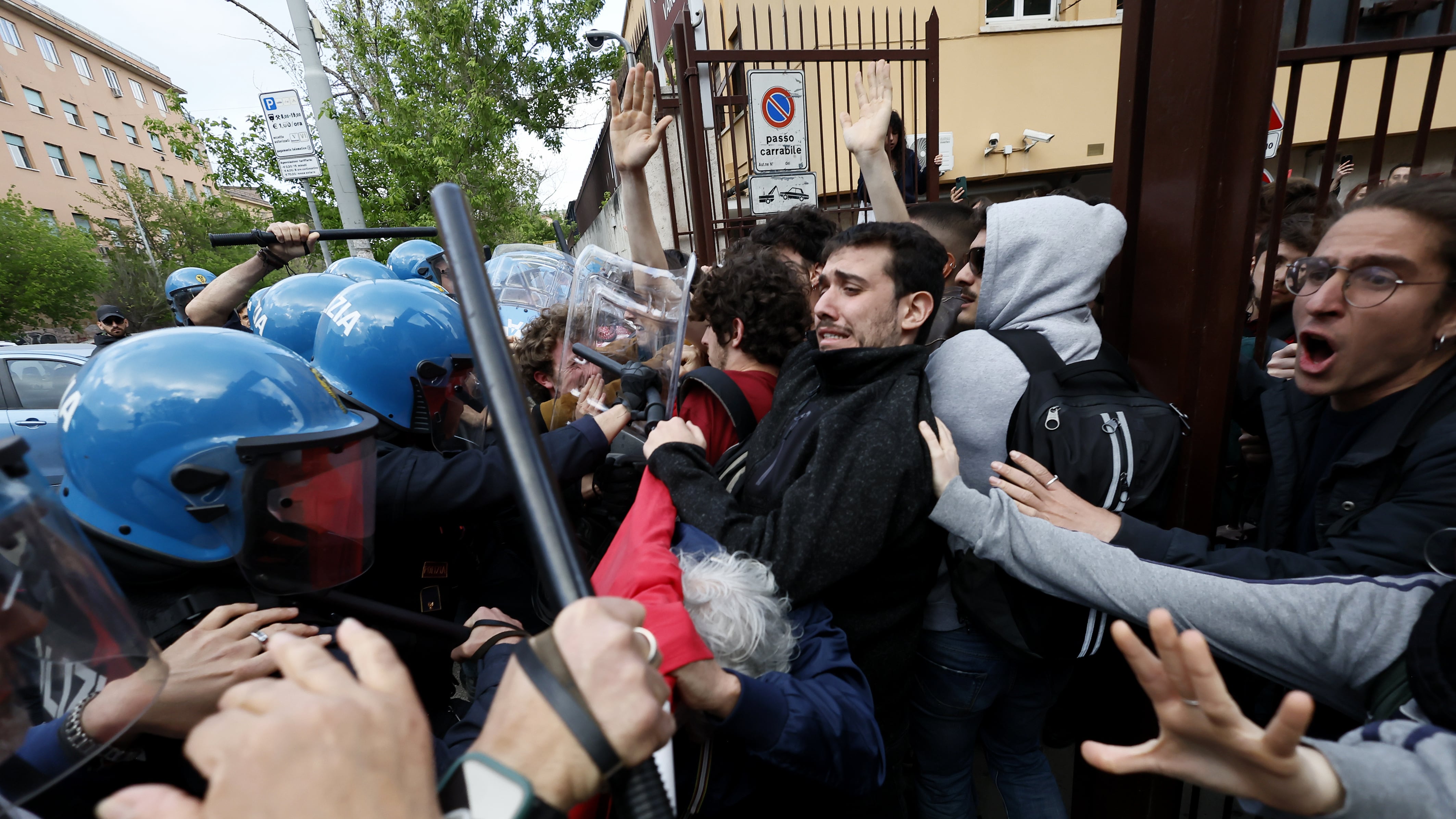 "Cercano lo scontro contro di noi". L'ira dei poliziotti contro i collettivi