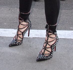 Bella Thorne sexy in aeroporto a Los Angeles 18