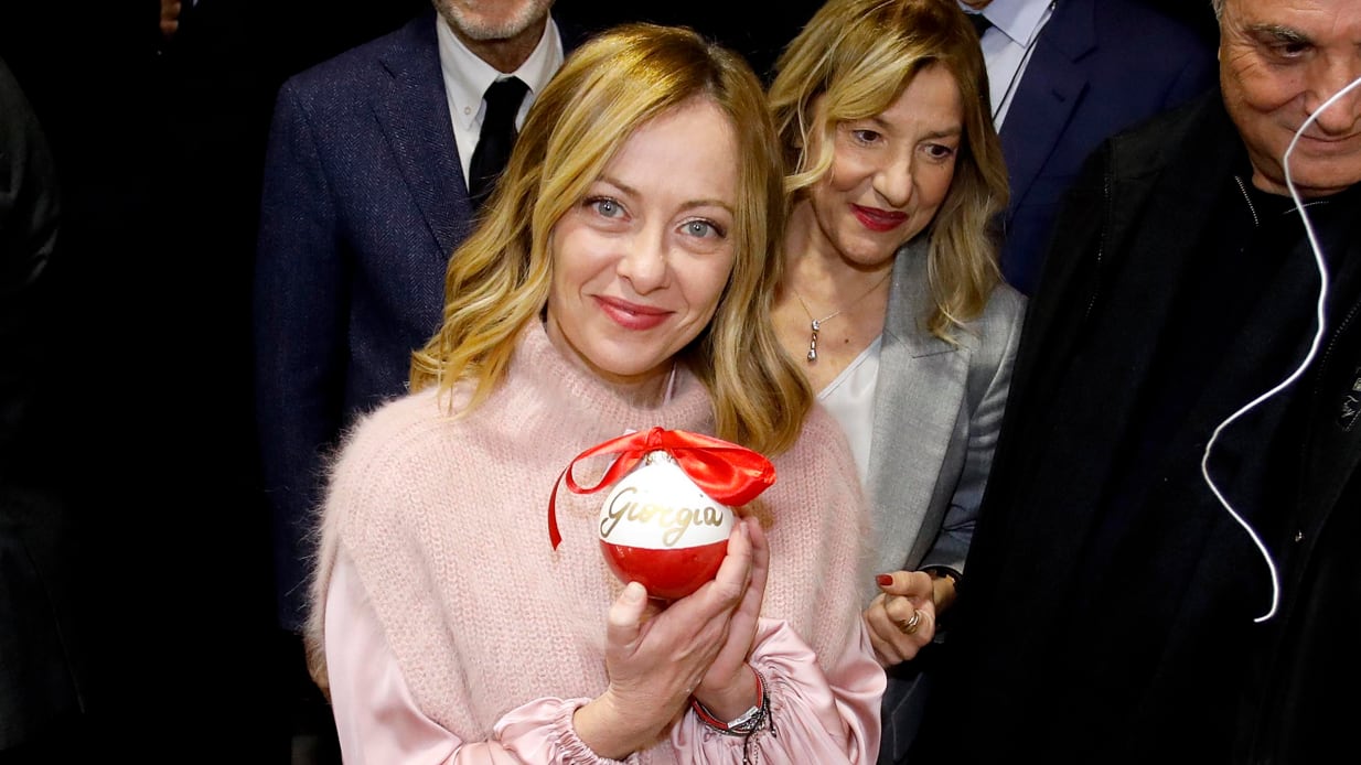 "I negozi di vicinato...". La lezione della Meloni alla "sinistra ztl"
