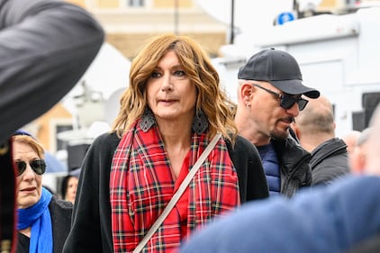 La famiglia, gli amici, i vip: il mondo della tv saluta Costanzo 9