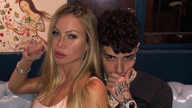 I like su Instagram, il sesso nel van, il tradimento: la storia d'amore tra Tony Effe e Taylor Mega