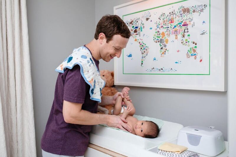 Zuckerberg cambia il pannolino a Max