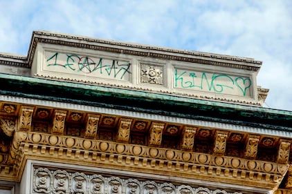 Lo sfregio dei vandali alla Galleria Vittorio Emanuele II 7