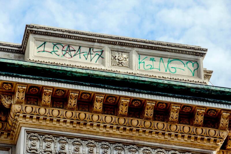 Lo sfregio dei vandali alla Galleria Vittorio Emanuele II 7