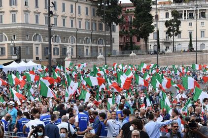 Manifestazione del centrodestra contro Conte 6