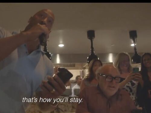 Danny De Vito e The Rock si imbucano ad un matrimonio